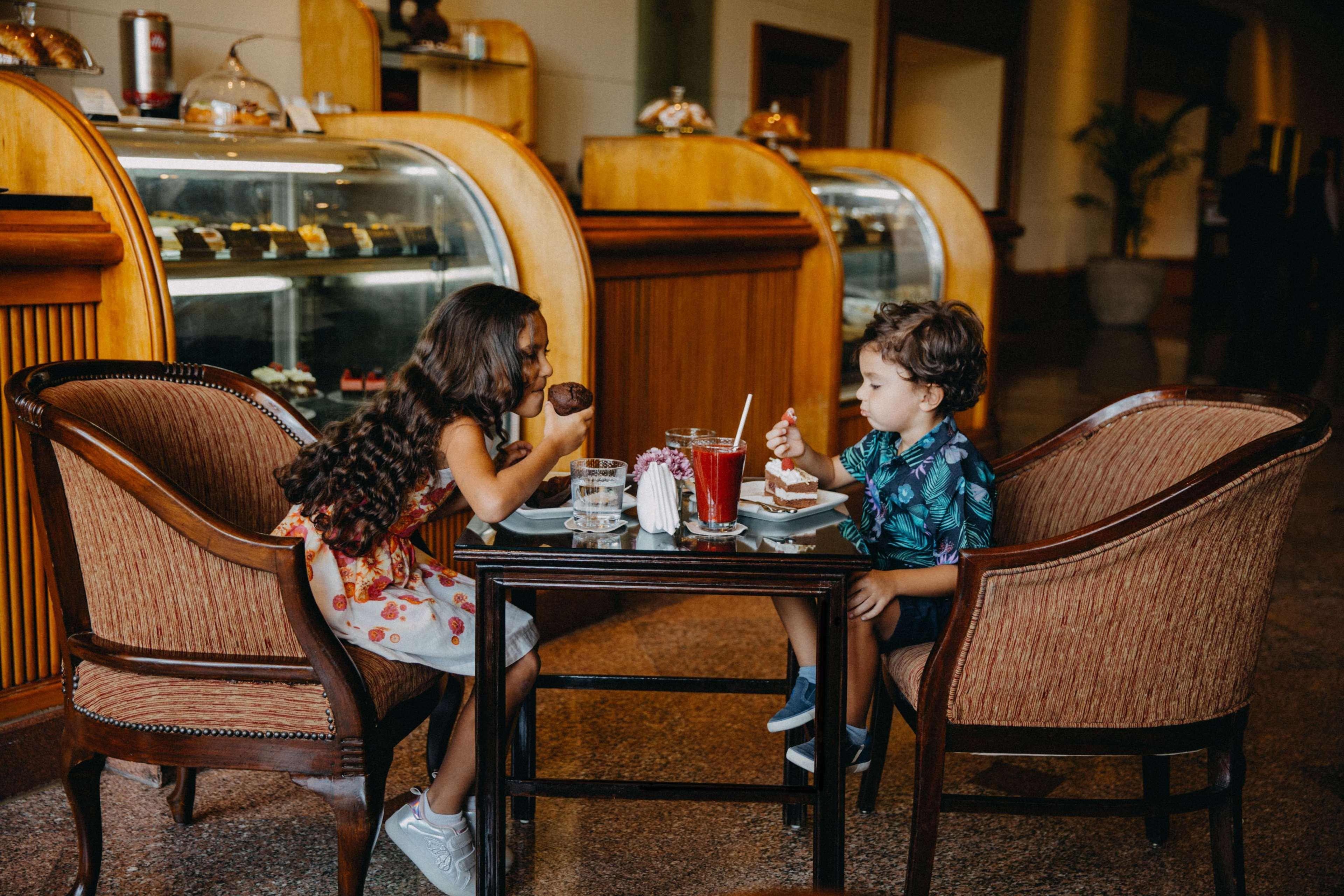 Hotel Sofitel Cairo Downtown Nile Exterior foto Children eating at a restaurant