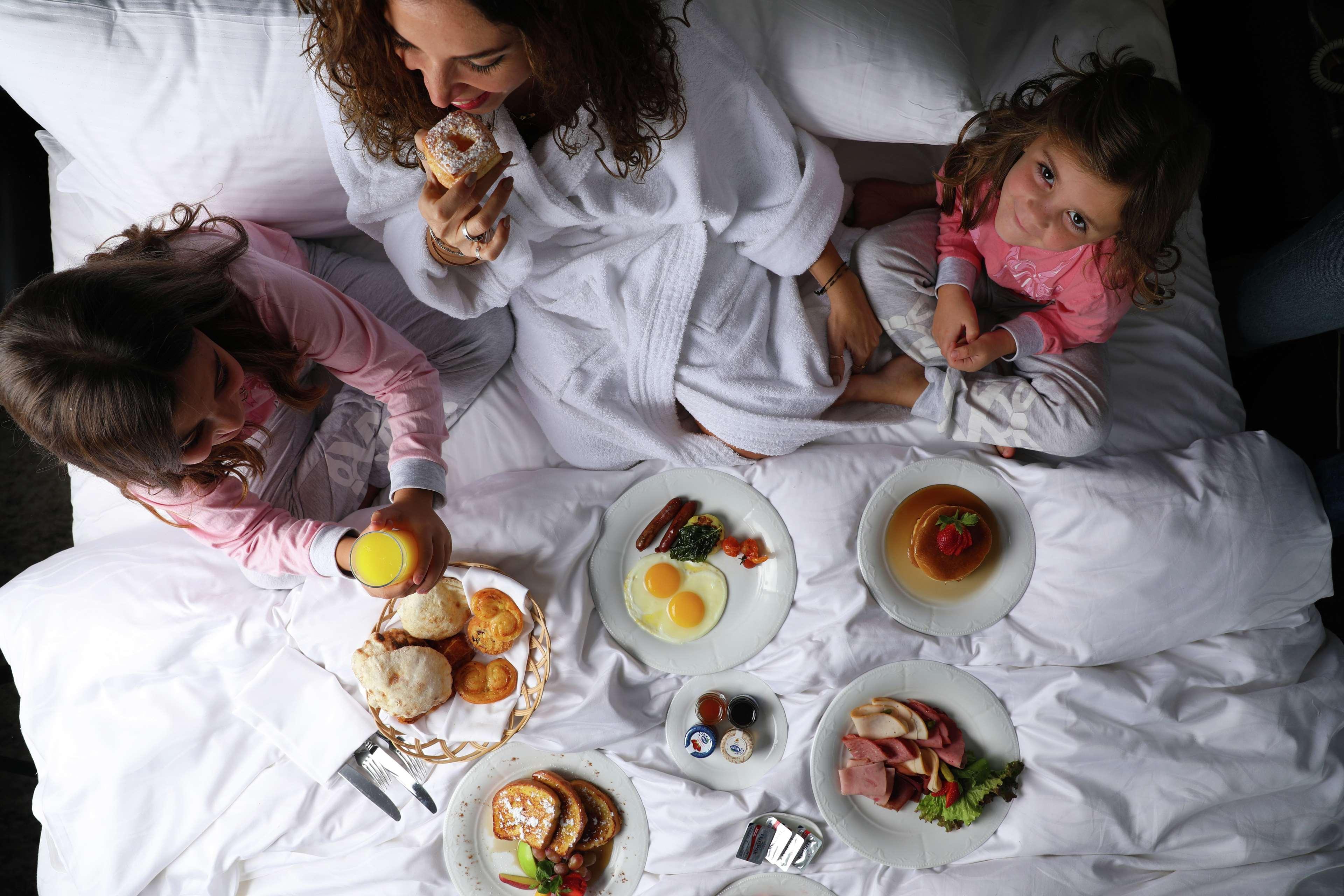 Hotel Sofitel Cairo Downtown Nile Exterior foto A family breakfast in bed