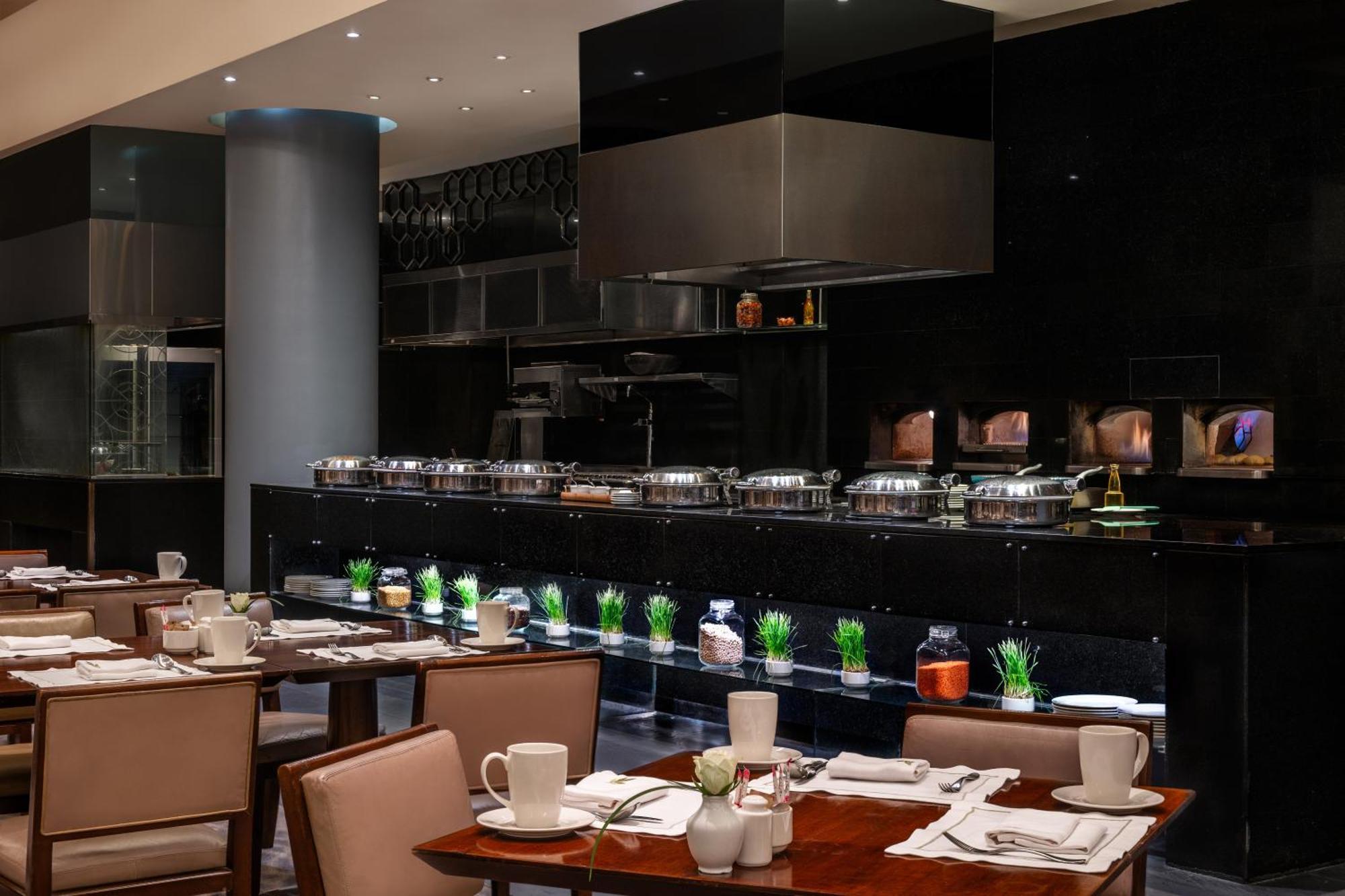 Hotel Sofitel Cairo Downtown Nile Exterior foto The restaurant