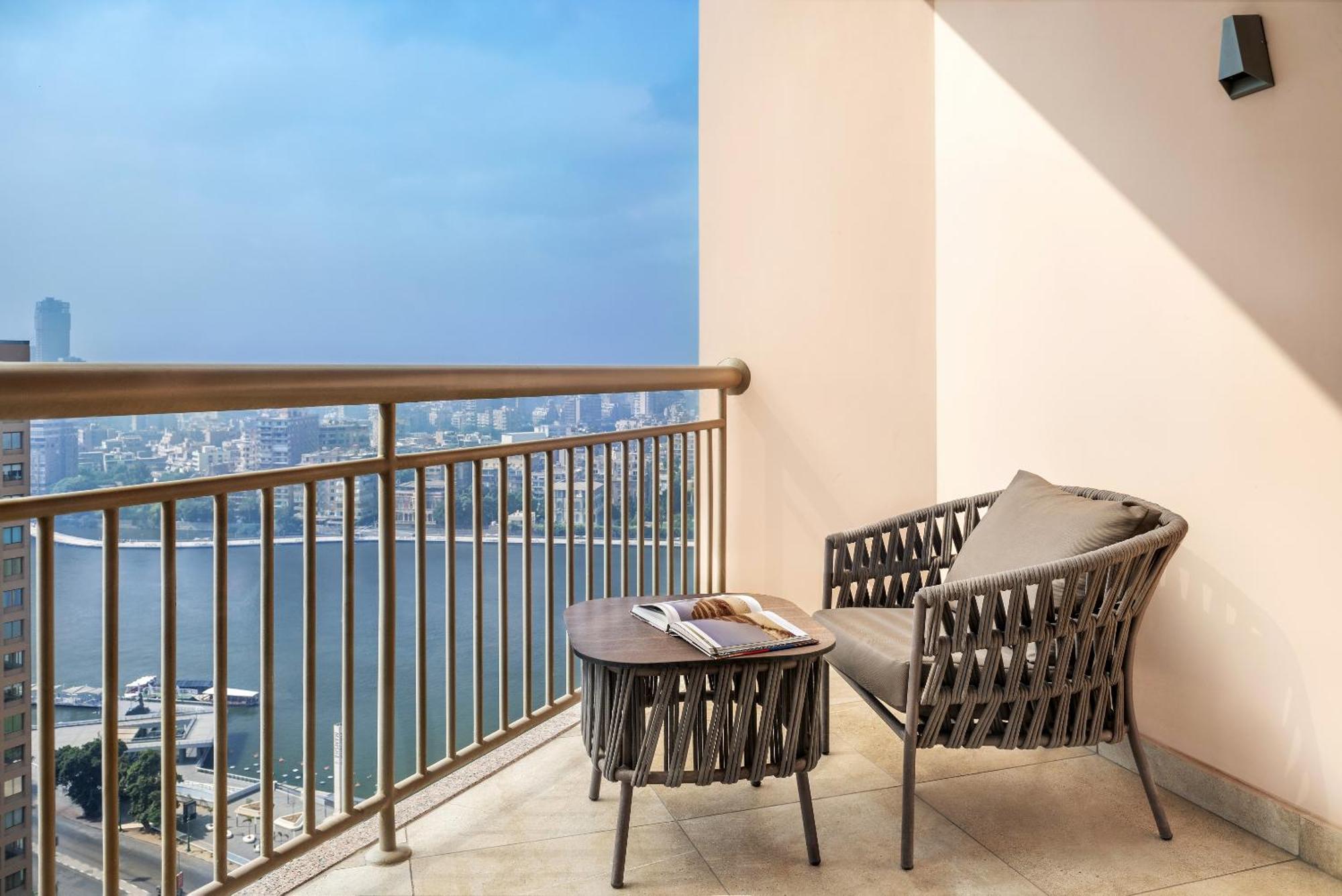 Hotel Sofitel Cairo Downtown Nile Exterior foto A balcony