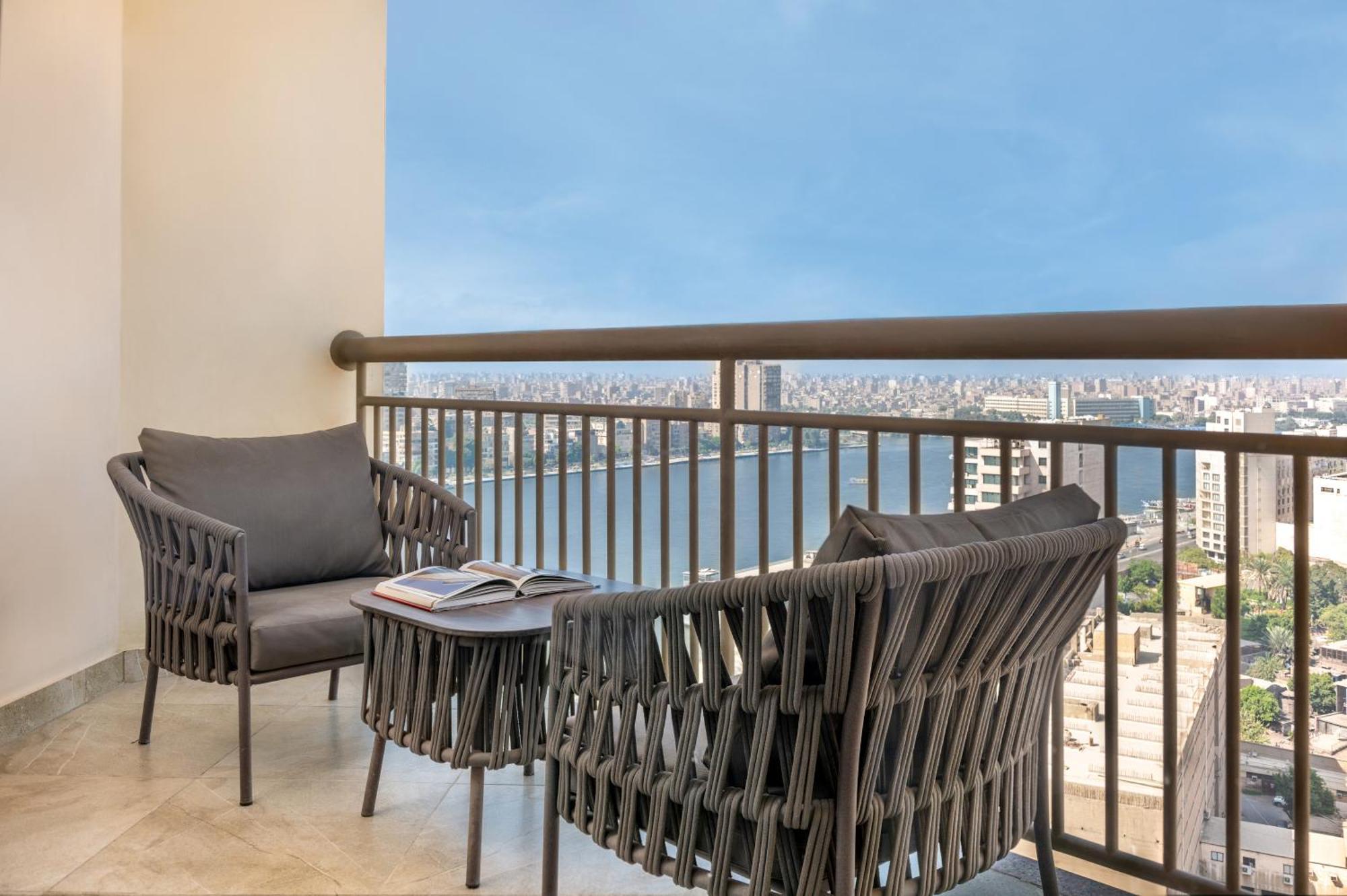 Hotel Sofitel Cairo Downtown Nile Exterior foto Balcony