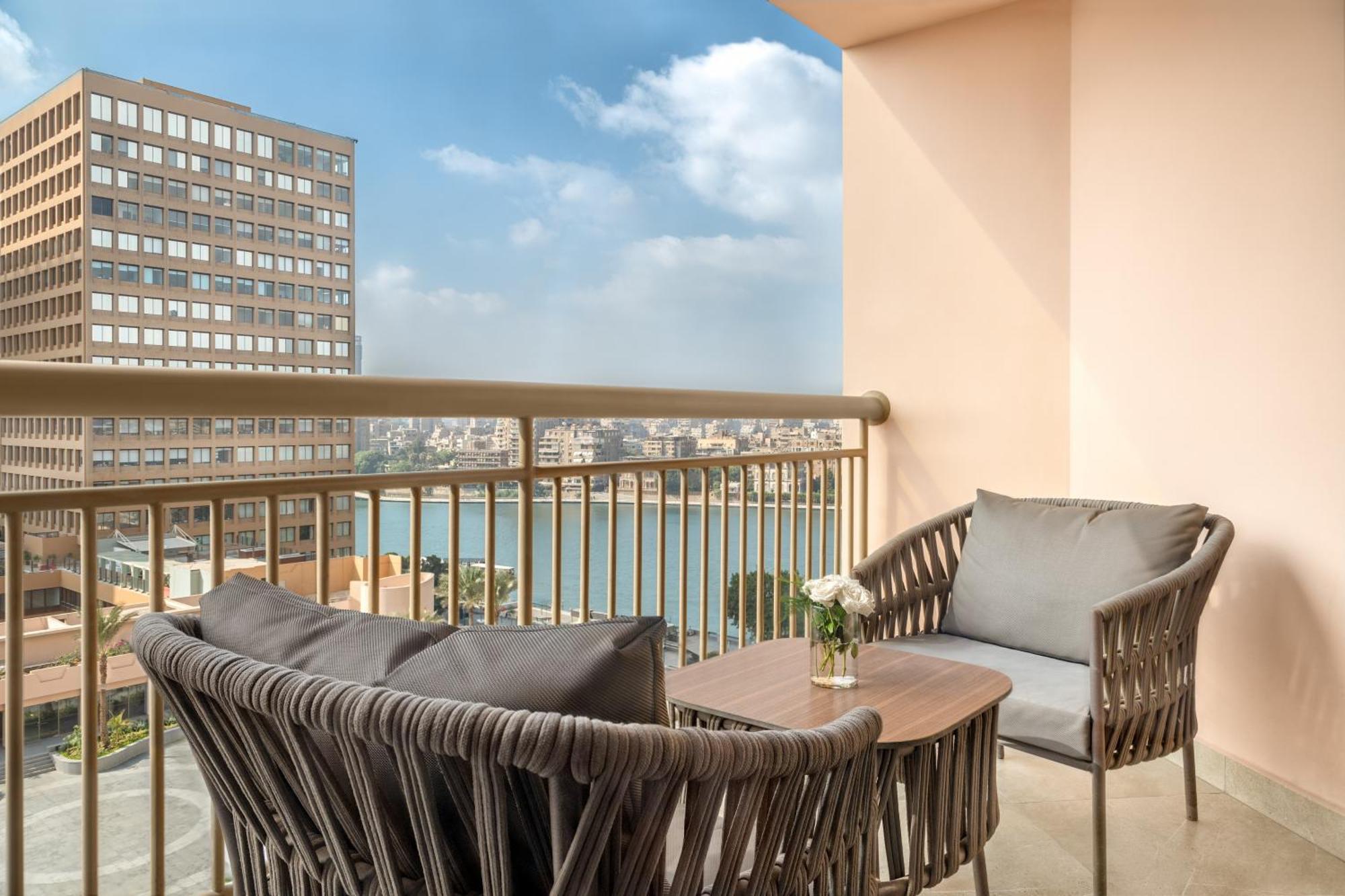 Hotel Sofitel Cairo Downtown Nile Exterior foto Balcony