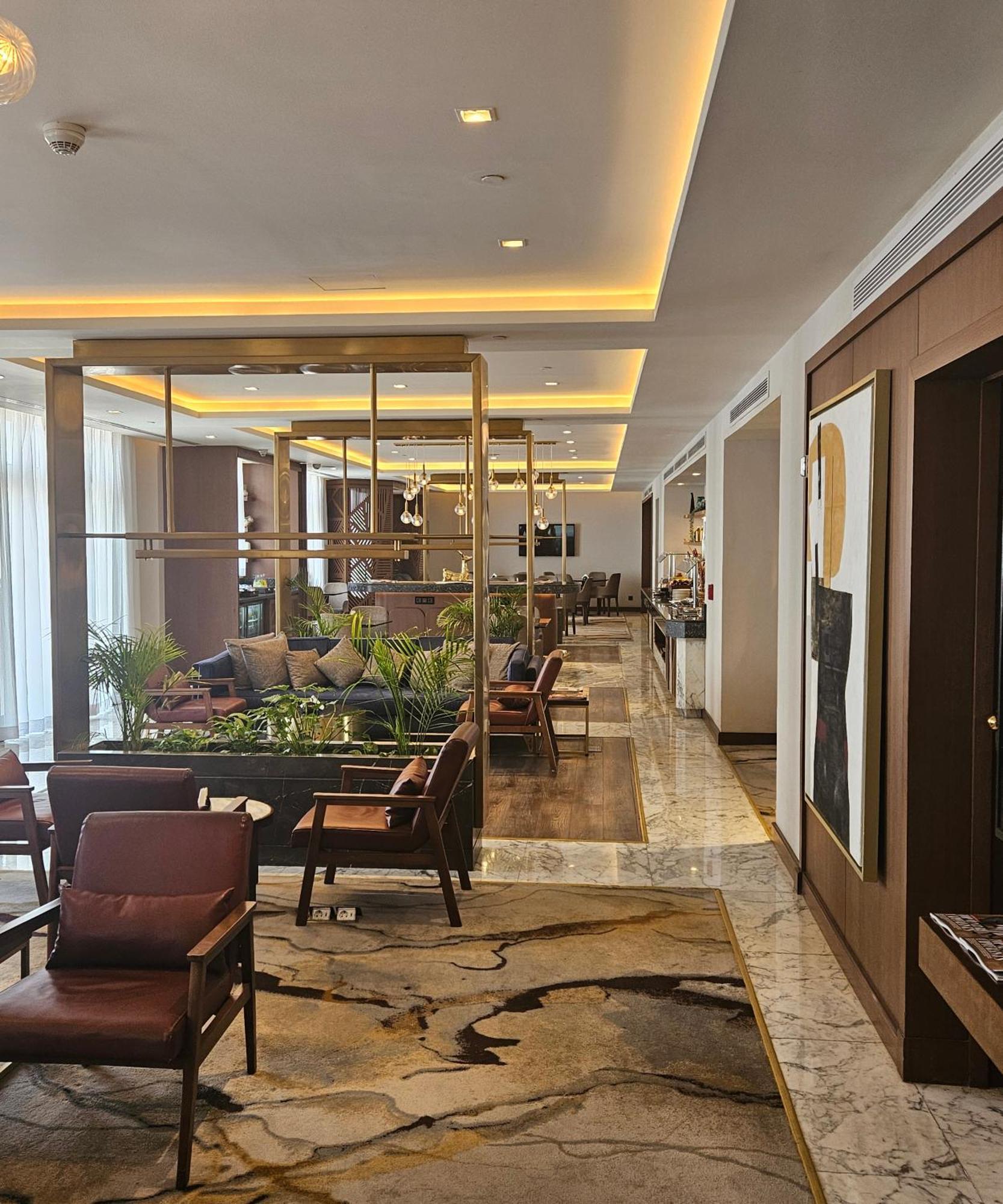 Hotel Sofitel Cairo Downtown Nile Exterior foto The lounge at the airport